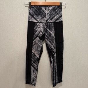 Lululemon Black & White Capri Leggings with Sheer Panels Size XS